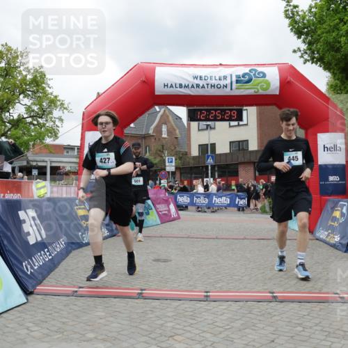 10.05.2026 - 8. Wedeler Halbmarathon Yannick Fuchs http://msf.ph/oto/9732802 10.05.2026 12:25:27 Ziel 427, 445, 501 meine-sportfotos.de