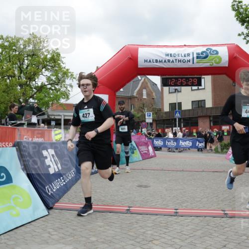 10.05.2026 - 8. Wedeler Halbmarathon Yannick Fuchs http://msf.ph/oto/9732804 10.05.2026 12:25:27 Ziel 427, 445, 501 meine-sportfotos.de
