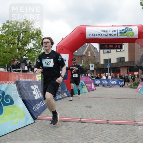 10.05.2026 - 8. Wedeler Halbmarathon Yannick Fuchs http://msf.ph/oto/9732806 10.05.2026 12:25:27 Ziel 427, 445, 501 meine-sportfotos.de
