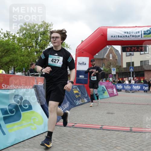 10.05.2026 - 8. Wedeler Halbmarathon Yannick Fuchs http://msf.ph/oto/9732808 10.05.2026 12:25:27 Ziel 427, 445, 501 meine-sportfotos.de