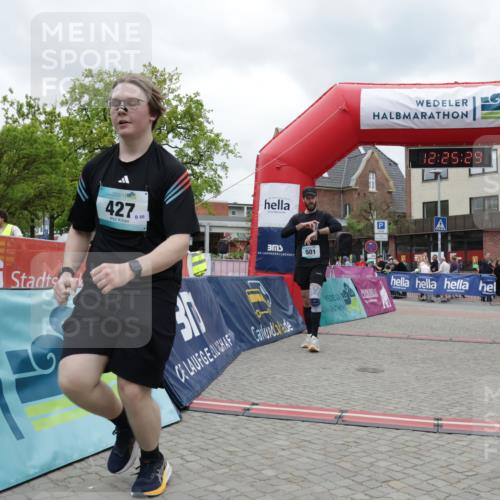 10.05.2026 - 8. Wedeler Halbmarathon Yannick Fuchs http://msf.ph/oto/9732810 10.05.2026 12:25:27 Ziel 427, 445, 501 meine-sportfotos.de