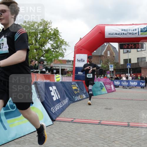 10.05.2026 - 8. Wedeler Halbmarathon Yannick Fuchs http://msf.ph/oto/9732813 10.05.2026 12:25:28 Ziel 427, 445, 501 meine-sportfotos.de