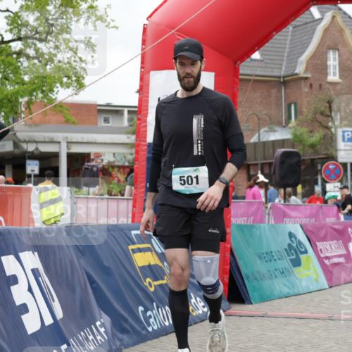 10.05.2026 - 8. Wedeler Halbmarathon Yannick Fuchs http://msf.ph/oto/9732814 10.05.2026 12:25:28 Ziel 427, 445, 501 meine-sportfotos.de