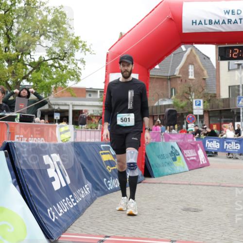 10.05.2026 - 8. Wedeler Halbmarathon Yannick Fuchs http://msf.ph/oto/9732816 10.05.2026 12:25:29 Ziel 427, 445, 501 meine-sportfotos.de