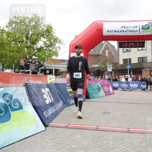 10.05.2026 - 8. Wedeler Halbmarathon Yannick Fuchs http://msf.ph/oto/9732818 10.05.2026 12:25:29 Ziel 427, 445, 501 meine-sportfotos.de