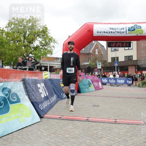 10.05.2026 - 8. Wedeler Halbmarathon Yannick Fuchs http://msf.ph/oto/9732820 10.05.2026 12:25:29 Ziel 427, 445, 501 meine-sportfotos.de