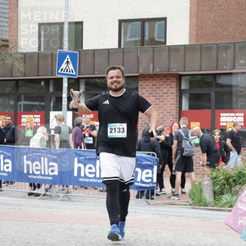 10.05.2026 - 8. Wedeler Halbmarathon Yannick Fuchs http://msf.ph/oto/9732904 10.05.2026 12:26:17 Ziel 2133 meine-sportfotos.de