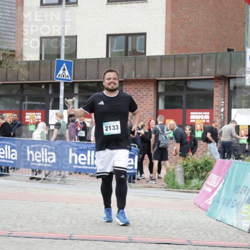 10.05.2026 - 8. Wedeler Halbmarathon Yannick Fuchs http://msf.ph/oto/9732908 10.05.2026 12:26:17 Ziel 2133 meine-sportfotos.de
