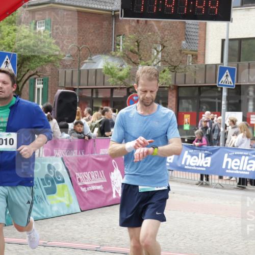 10.05.2026 - 8. Wedeler Halbmarathon Yannick Fuchs http://msf.ph/oto/9732918 10.05.2026 11:47:42 Ziel 2010 meine-sportfotos.de