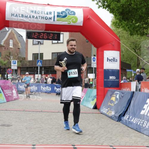 10.05.2026 - 8. Wedeler Halbmarathon Yannick Fuchs http://msf.ph/oto/9732919 10.05.2026 12:26:19 Ziel 716, 2133 meine-sportfotos.de