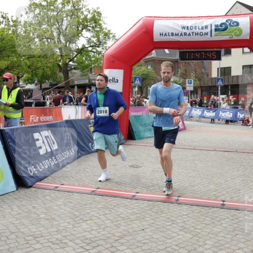 10.05.2026 - 8. Wedeler Halbmarathon Yannick Fuchs http://msf.ph/oto/9732924 10.05.2026 11:47:43 Ziel 2010 meine-sportfotos.de