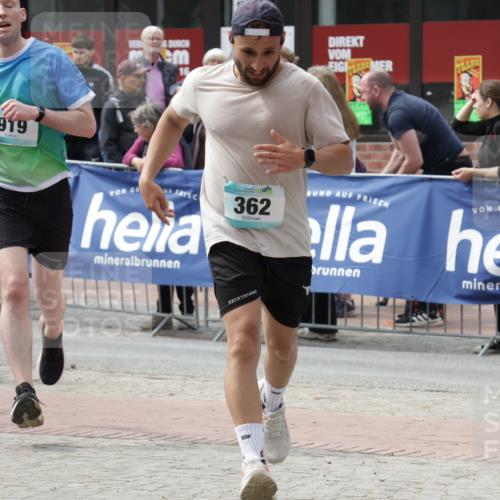 10.05.2026 - 8. Wedeler Halbmarathon Yannick Fuchs http://msf.ph/oto/9732941 10.05.2026 11:47:47 Ziel 362, 919, 2010 meine-sportfotos.de