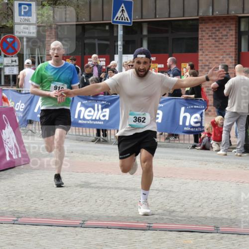 10.05.2026 - 8. Wedeler Halbmarathon Yannick Fuchs http://msf.ph/oto/9732947 10.05.2026 11:47:47 Ziel 362, 919, 2010 meine-sportfotos.de