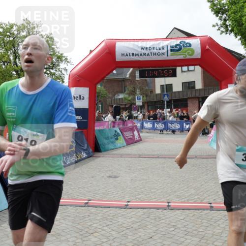 10.05.2026 - 8. Wedeler Halbmarathon Yannick Fuchs http://msf.ph/oto/9732977 10.05.2026 11:47:50 Ziel 362, 787, 919 meine-sportfotos.de