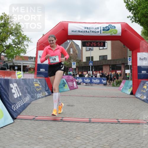 10.05.2026 - 8. Wedeler Halbmarathon Yannick Fuchs http://msf.ph/oto/9732998 10.05.2026 12:26:51 Ziel 10 meine-sportfotos.de