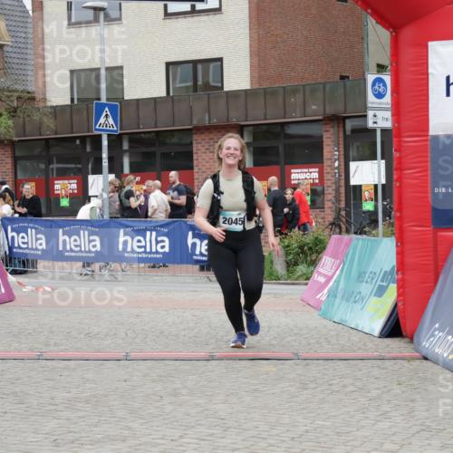 10.05.2026 - 8. Wedeler Halbmarathon Yannick Fuchs http://msf.ph/oto/9733013 10.05.2026 12:27:23 Ziel 2045 meine-sportfotos.de