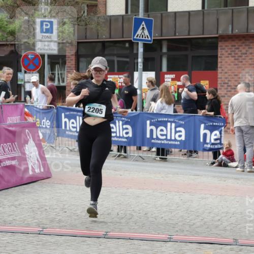 10.05.2026 - 8. Wedeler Halbmarathon Yannick Fuchs http://msf.ph/oto/9733023 10.05.2026 11:48:06 Ziel 2205 meine-sportfotos.de