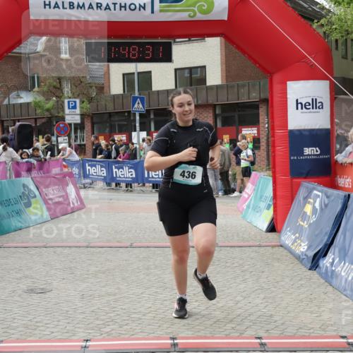 10.05.2026 - 8. Wedeler Halbmarathon Yannick Fuchs http://msf.ph/oto/9733118 10.05.2026 11:48:30 Ziel 436, 757, 758 meine-sportfotos.de