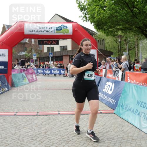 10.05.2026 - 8. Wedeler Halbmarathon Yannick Fuchs http://msf.ph/oto/9733129 10.05.2026 11:48:30 Ziel 436, 757, 758 meine-sportfotos.de