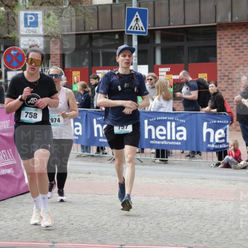 10.05.2026 - 8. Wedeler Halbmarathon Yannick Fuchs http://msf.ph/oto/9733135 10.05.2026 11:48:34 Ziel 413, 436, 757, 758, 974 meine-sportfotos.de