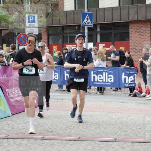 10.05.2026 - 8. Wedeler Halbmarathon Yannick Fuchs http://msf.ph/oto/9733136 10.05.2026 11:48:34 Ziel 413, 436, 757, 758, 974 meine-sportfotos.de