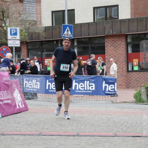 10.05.2026 - 8. Wedeler Halbmarathon Yannick Fuchs http://msf.ph/oto/9733137 10.05.2026 12:28:27 Ziel 210, 578 meine-sportfotos.de