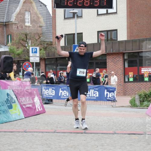10.05.2026 - 8. Wedeler Halbmarathon Yannick Fuchs http://msf.ph/oto/9733138 10.05.2026 12:28:29 Ziel 206, 210, 578 meine-sportfotos.de