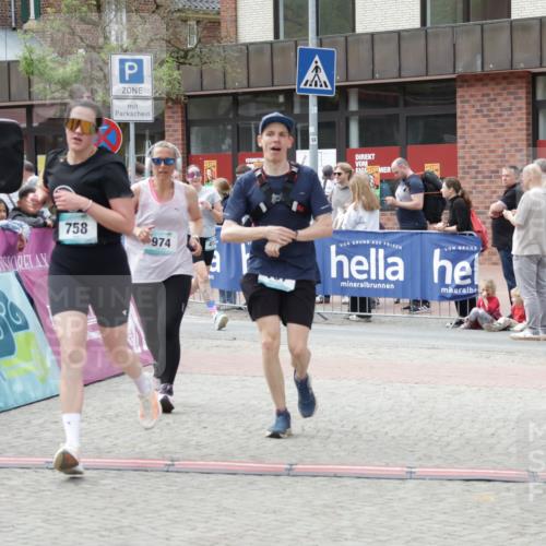 10.05.2026 - 8. Wedeler Halbmarathon Yannick Fuchs http://msf.ph/oto/9733140 10.05.2026 11:48:34 Ziel 413, 436, 757, 758, 974 meine-sportfotos.de