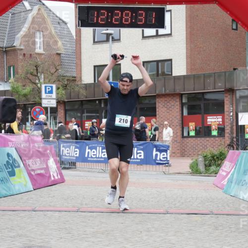 10.05.2026 - 8. Wedeler Halbmarathon Yannick Fuchs http://msf.ph/oto/9733142 10.05.2026 12:28:29 Ziel 206, 210, 578 meine-sportfotos.de