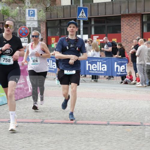 10.05.2026 - 8. Wedeler Halbmarathon Yannick Fuchs http://msf.ph/oto/9733143 10.05.2026 11:48:34 Ziel 413, 436, 757, 758, 974 meine-sportfotos.de
