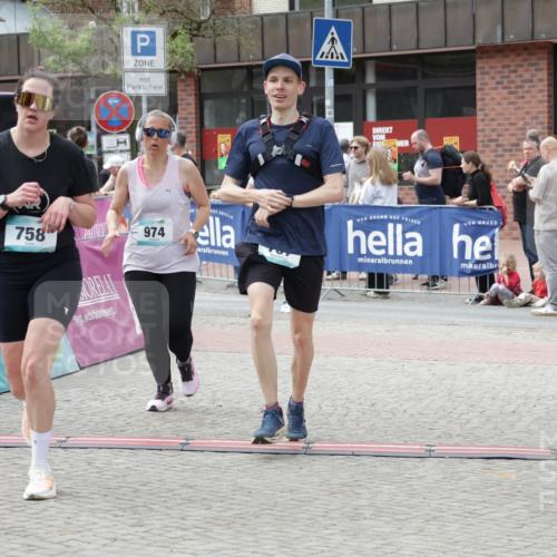 10.05.2026 - 8. Wedeler Halbmarathon Yannick Fuchs http://msf.ph/oto/9733144 10.05.2026 11:48:35 Ziel 413, 757, 758, 974 meine-sportfotos.de