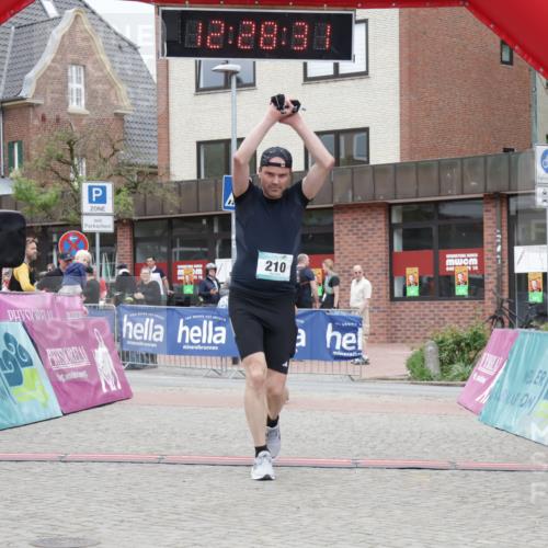 10.05.2026 - 8. Wedeler Halbmarathon Yannick Fuchs http://msf.ph/oto/9733146 10.05.2026 12:28:29 Ziel 206, 210, 578 meine-sportfotos.de