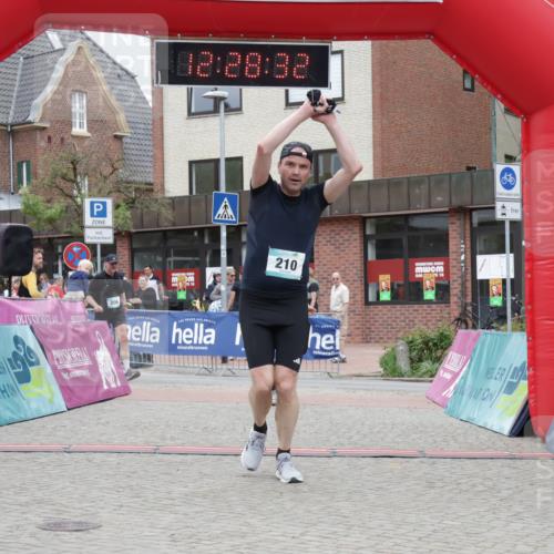 10.05.2026 - 8. Wedeler Halbmarathon Yannick Fuchs http://msf.ph/oto/9733149 10.05.2026 12:28:30 Ziel 206, 210, 578 meine-sportfotos.de