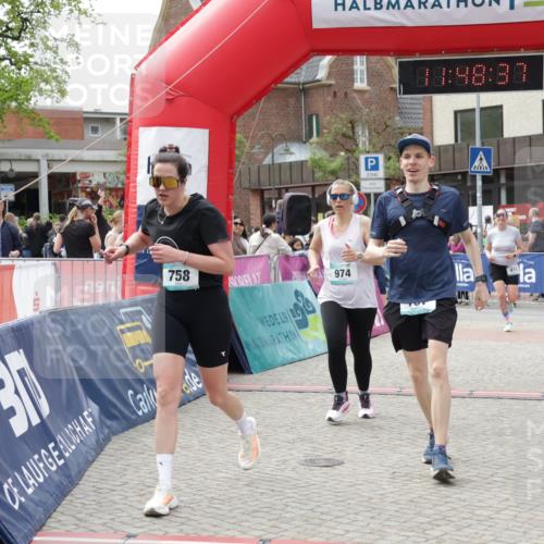10.05.2026 - 8. Wedeler Halbmarathon Yannick Fuchs http://msf.ph/oto/9733152 10.05.2026 11:48:36 Ziel 413, 757, 758, 916, 974 meine-sportfotos.de