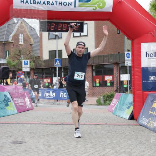 10.05.2026 - 8. Wedeler Halbmarathon Yannick Fuchs http://msf.ph/oto/9733153 10.05.2026 12:28:30 Ziel 206, 210, 578 meine-sportfotos.de