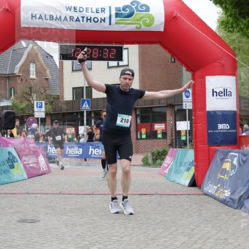 10.05.2026 - 8. Wedeler Halbmarathon Yannick Fuchs http://msf.ph/oto/9733154 10.05.2026 12:28:30 Ziel 206, 210, 578 meine-sportfotos.de