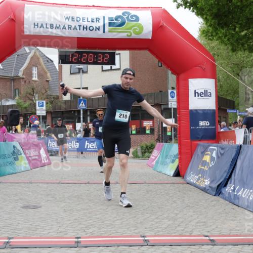 10.05.2026 - 8. Wedeler Halbmarathon Yannick Fuchs http://msf.ph/oto/9733156 10.05.2026 12:28:30 Ziel 206, 210, 578 meine-sportfotos.de