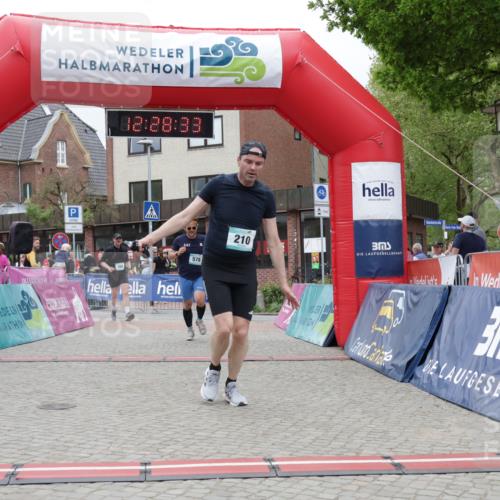 10.05.2026 - 8. Wedeler Halbmarathon Yannick Fuchs http://msf.ph/oto/9733158 10.05.2026 12:28:31 Ziel 206, 210, 578 meine-sportfotos.de