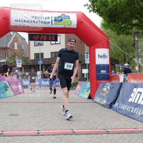 10.05.2026 - 8. Wedeler Halbmarathon Yannick Fuchs http://msf.ph/oto/9733161 10.05.2026 12:28:31 Ziel 206, 210, 578 meine-sportfotos.de