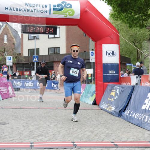 10.05.2026 - 8. Wedeler Halbmarathon Yannick Fuchs http://msf.ph/oto/9733171 10.05.2026 12:28:32 Ziel 206, 210, 578 meine-sportfotos.de