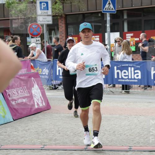 10.05.2026 - 8. Wedeler Halbmarathon Yannick Fuchs http://msf.ph/oto/9733193 10.05.2026 11:48:46 Ziel 496, 653, 916 meine-sportfotos.de