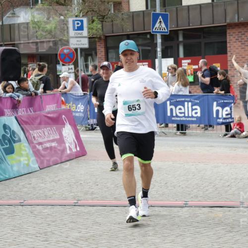 10.05.2026 - 8. Wedeler Halbmarathon Yannick Fuchs http://msf.ph/oto/9733197 10.05.2026 11:48:46 Ziel 496, 653, 916 meine-sportfotos.de