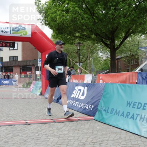 10.05.2026 - 8. Wedeler Halbmarathon Yannick Fuchs http://msf.ph/oto/9733200 10.05.2026 12:28:35 Ziel 206, 210, 578 meine-sportfotos.de