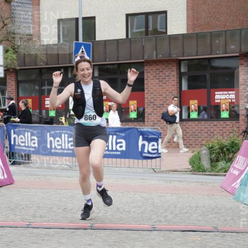 10.05.2026 - 8. Wedeler Halbmarathon Yannick Fuchs http://msf.ph/oto/9733215 10.05.2026 12:28:46 Ziel 860 meine-sportfotos.de