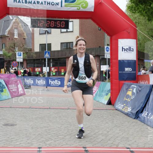 10.05.2026 - 8. Wedeler Halbmarathon Yannick Fuchs http://msf.ph/oto/9733230 10.05.2026 12:28:48 Ziel 860 meine-sportfotos.de