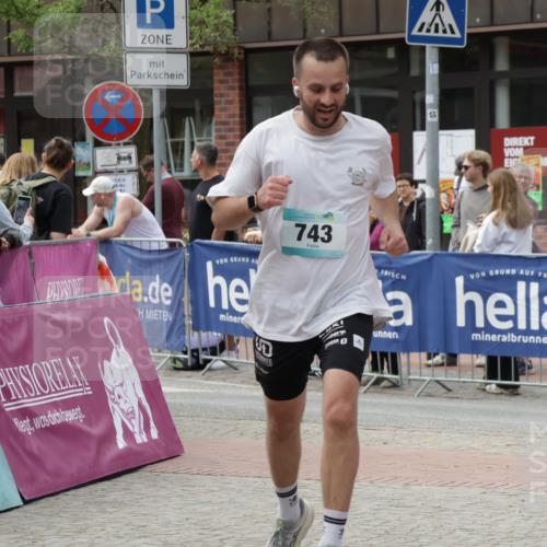 10.05.2026 - 8. Wedeler Halbmarathon Yannick Fuchs http://msf.ph/oto/9733232 10.05.2026 11:48:51 Ziel 496, 653, 743 meine-sportfotos.de