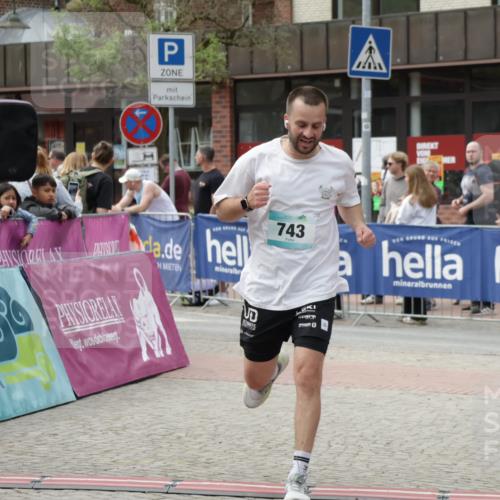 10.05.2026 - 8. Wedeler Halbmarathon Yannick Fuchs http://msf.ph/oto/9733234 10.05.2026 11:48:51 Ziel 496, 653, 743 meine-sportfotos.de