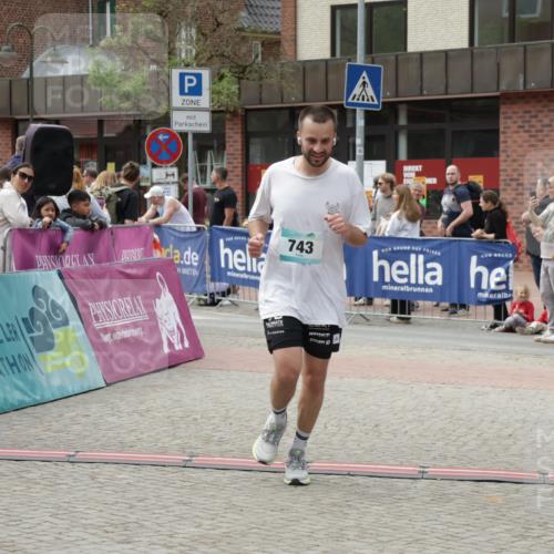 10.05.2026 - 8. Wedeler Halbmarathon Yannick Fuchs http://msf.ph/oto/9733236 10.05.2026 11:48:51 Ziel 496, 653, 743 meine-sportfotos.de