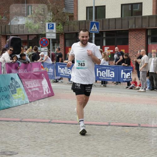 10.05.2026 - 8. Wedeler Halbmarathon Yannick Fuchs http://msf.ph/oto/9733238 10.05.2026 11:48:51 Ziel 496, 653, 743 meine-sportfotos.de