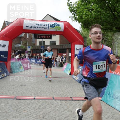 10.05.2026 - 8. Wedeler Halbmarathon Yannick Fuchs http://msf.ph/oto/9733307 10.05.2026 11:49:01 Ziel 12, 666, 811, 1017 meine-sportfotos.de